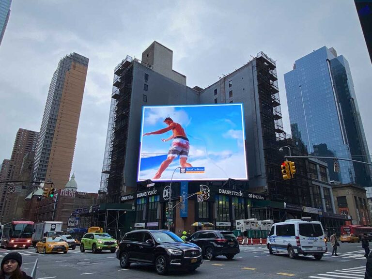 Analog-Ways-Aquilon-C-Processor-Drives-New-8th-Avenue-Rooftop-LED-Spectacular-for-SNA-Displays-6