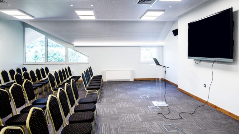 conference-hall-empty-seats-row-projection-screen-before-seminar-scaled